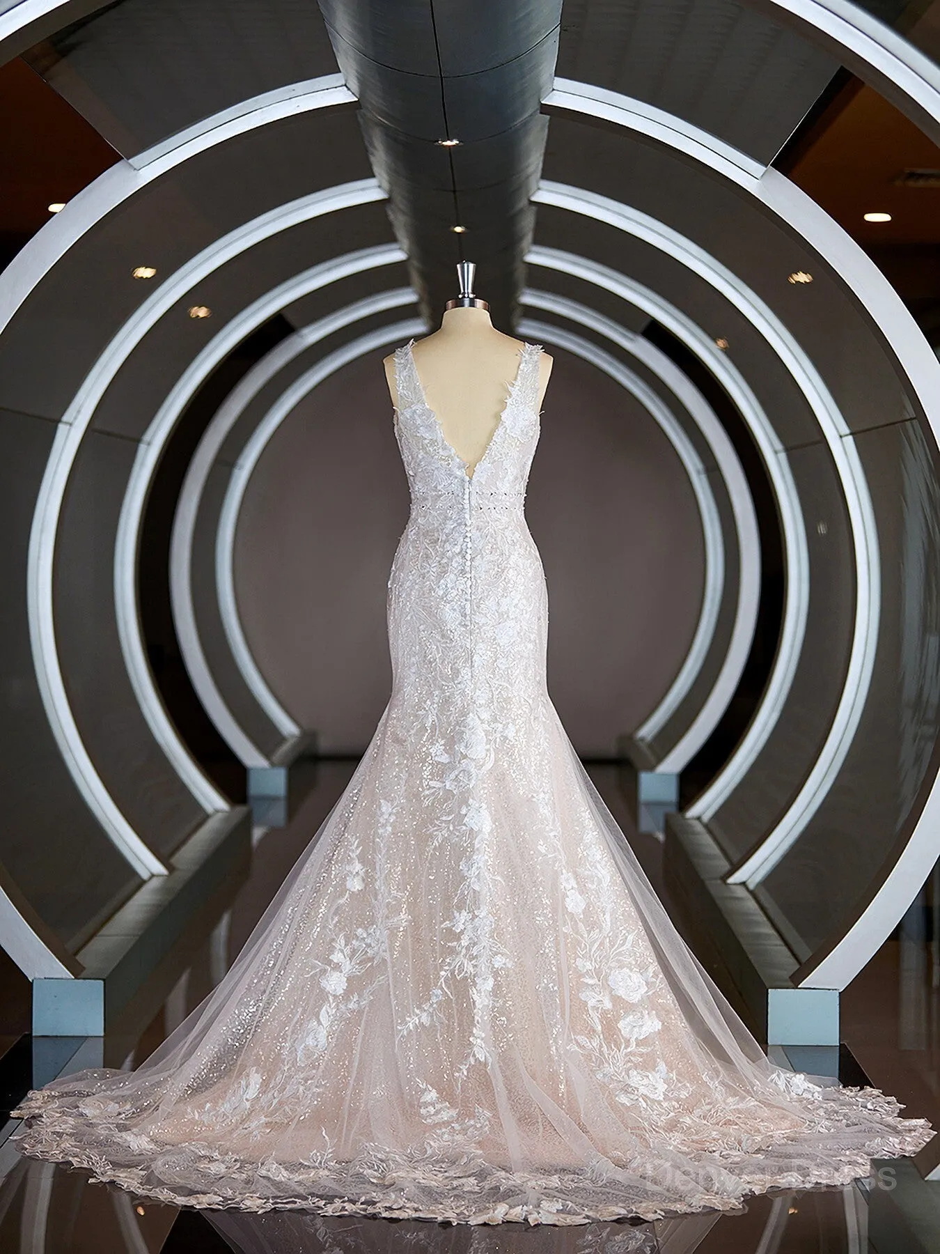 Sheath Straps Sweep Train Lace Wedding Dresses with Appliques Lace