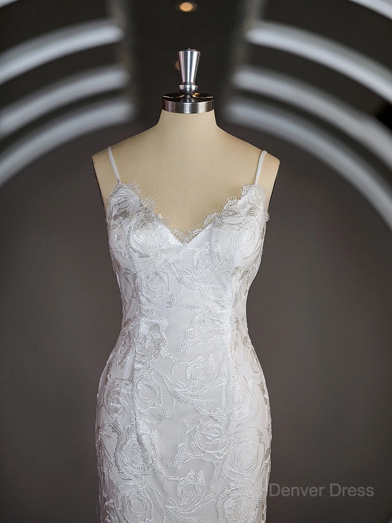 Sheath V-neck Sweep Train Lace Wedding Dresses with Appliques Lace